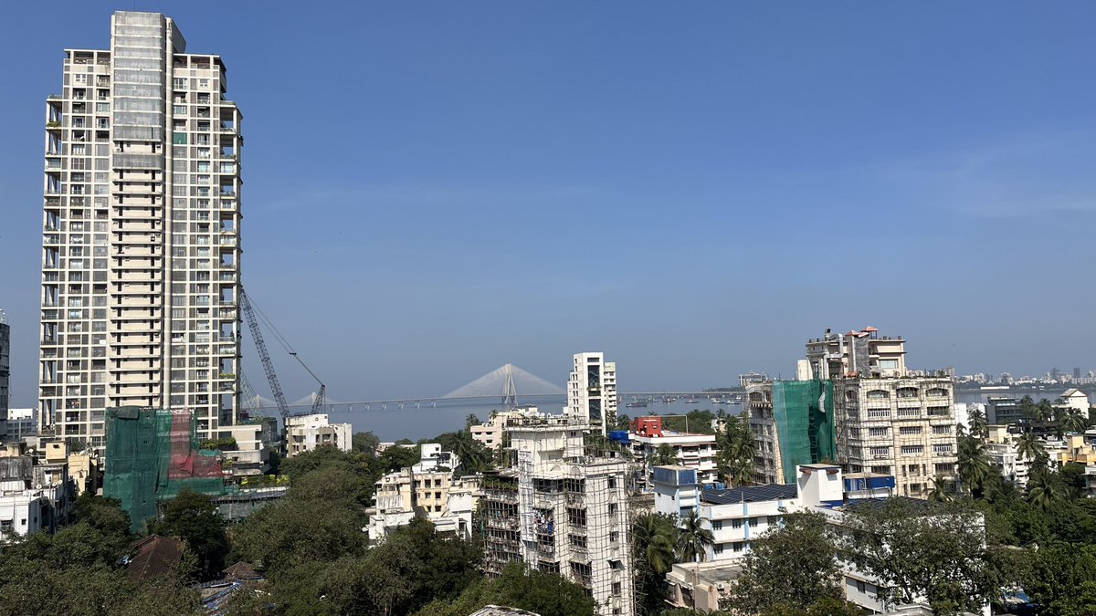marinebharat's tweet image. Mumbai today after bursting ₹5000 crore of Diwali Firecrackers 🧨 

Saara propaganda fail

Pic Source - me 😇