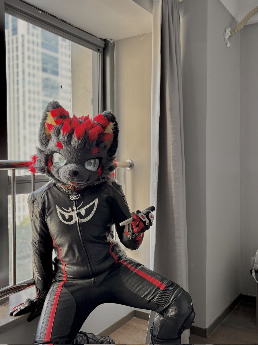 虽然是白天，但依然嚣张的很捏