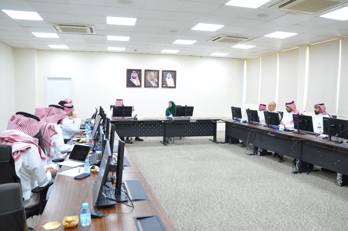 انطلاقًا من توجهات كلية الدراسات التطبيقية نحو تعزيز التعاون والشراكات الفاعلة، استقبل عميد الكلية الأستاذ الدكتور أسامة بن عبدالعزيز الفراج، برفقة وكلاء الكلية ورؤساء الأقسام الأكاديمية، سعادة الدكتورة نجلاء بنت عبدالرحمن الحقيل، مدير مركز التدريب وخدمة المجتمع التابع لمعهد