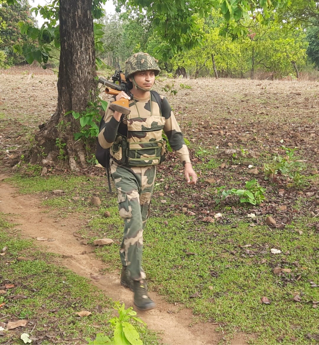 BSF_ANO_Command's tweet image. #picoftheday📸
चल पड़े जो वीर योद्धा,
फिर रुकने का नाम नहीं।
बाधाएं तो कितनी आएंगी,
डरना योद्धा का काम नहीं II
#JaiHind
#NationFirst