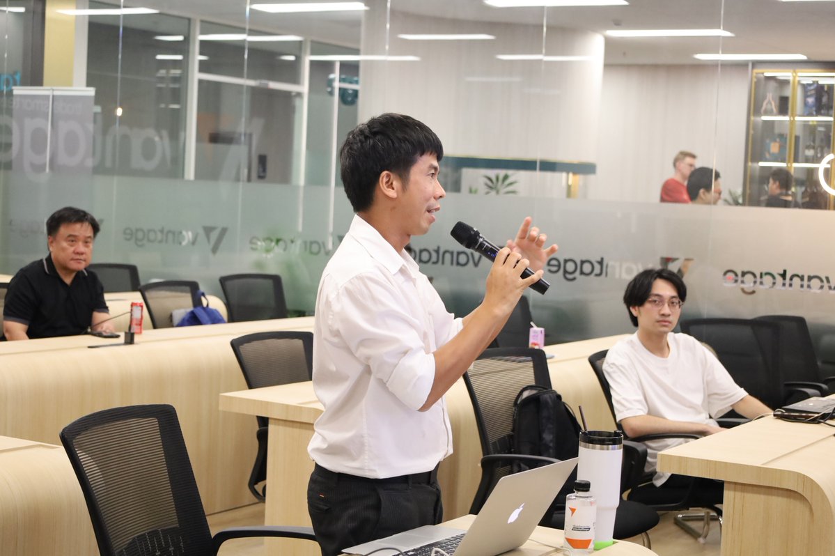 TomYumDAO's tweet image. An army of Thai devs just leveled up with some of the deepest Polkadot knowledge out there.  
Locked in. Ready to conquer the Sub0 hackathon. ⚔️ 
Massive shoutout to @wario_mx and @Acrepedia
for pulling this together
and to @VantageAppMkt for the venue.