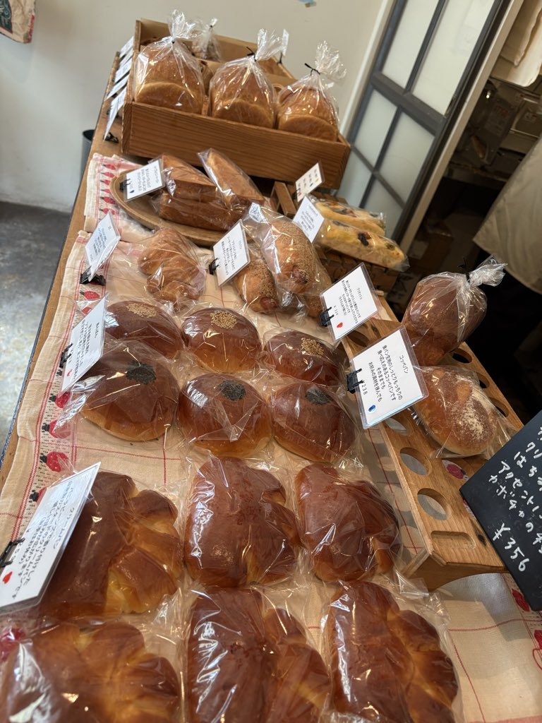 【2時のdodo】

ただいまの時間まだまだパン沢山ございます

今日は食パン、米粉のペイザン
オートミール

それと甘い系のパンが今日は沢山ございます

あんぱん、クリームパン
かぼちゃコッペ
メープルハニートーストなど
肌寒い今日は暖かな飲み物と一緒にほっこりいかがですか？