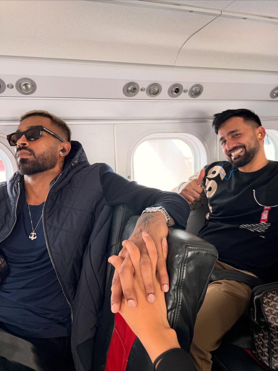 ABPDesam's tweet image. టీమిండియా స్టార్ ఆల్ రౌండర్ హార్దిక్ పాండ్యా తన వ్యక్తిగత జీవితానికి సంబంధించి వస్తున్న రూమర్స్‌కు  తెరదించారు. తన కొత్త ప్రియురాలు, మోడల్ మహియికా శర్మతో కలిసి దిగిన ఫొటోలను సోషల్ మీడియాలో  షేర్‌ చేసి వారి రిలేషన్‌ను అఫీషియల్‌గా ప్రకటించేశారు.
#hardikpandya #Mahikasharma…