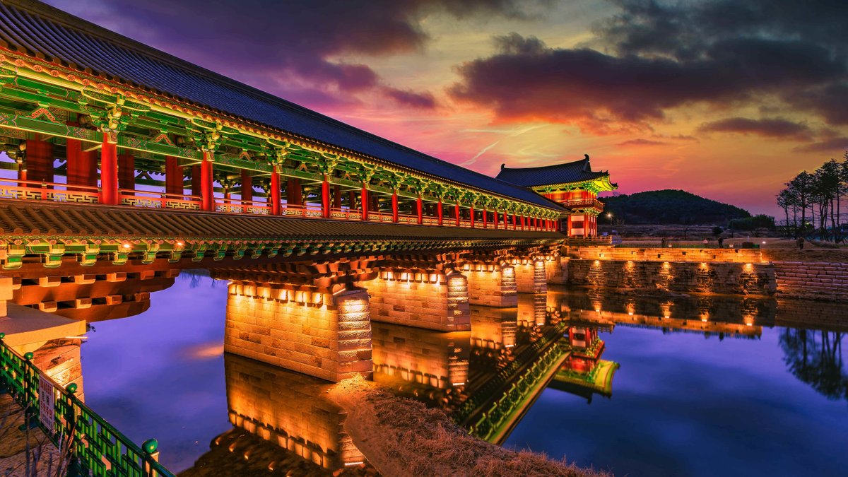 Ignacionovo's tweet photo. ¡Hola, buenos días, humanidad! 🌍 ¡Feliz día! Hoy os traigo una imagen de Gyeongju, una ciudad del sureste de Corea del Sur que fue la capital del antiguo reino de Silla durante casi mil años, y que hoy es conocida como “el museo sin muros” por la asombrosa cantidad de templos, pagodas, tumbas reales y reliquias que conserva al aire libre. Entre sus tesoros destaca el majestuoso Templo Bulguksa, símbolo del budismo coreano, y la misteriosa Cheomseongdae, el observatorio astronómico más antiguo de Asia, construido en el siglo VII. Gyeongju vibra con historia en cada rincón, pero también ofrece paisajes serenos, como los del estanque Anapji, donde se reflejan las luces de los antiguos pabellones. Y como curiosidad ancestral: muchas de las tumbas reales tienen forma de colinas suaves, y algunas han sido excavadas para mostrar que sus interiores están hechos ¡sin una sola gota de cemento!