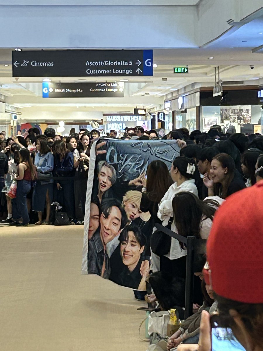 heyyitsjai_'s tweet photo. Someone brought a LYKNEST banner 😭🩵

#WilliamEst #LYKN https://t.co/ivub6IFfYI