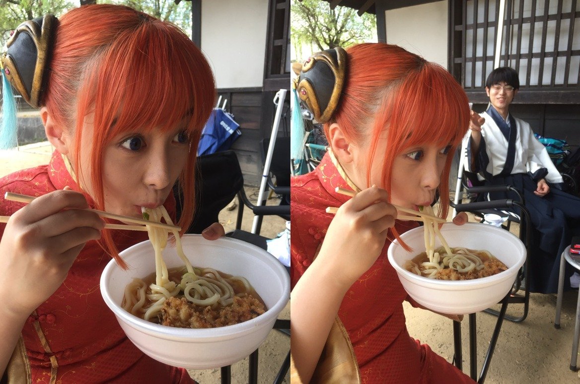 DaisukiPlus's tweet image. ผกก.ฟุกุดะ ยูอิจิ ทวิตภาพเบื้องหลังสุดน่ารักของ ฮาชิโมโตะ คันนะ จากภาพยนตร์ “Gintama” (2017) ซึ่งเธอรับบทเป็น “คางุระ”
ผกก.เล่าว่า เขาเรียกคันนะไปกินข้าว แต่เธอตอบว่า “ช่วงนี้กินเยอะเกินไป ของดอาหารดีกว่า” ผกก.เลยไปเอาอาหารของตัวเอง (เป็นอุด้ง) แล้วกลับมาที่จุดพัก
↓