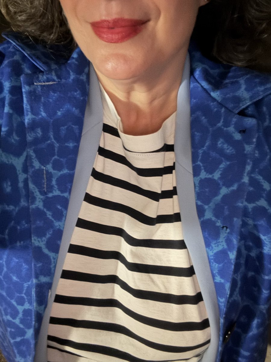 ArtoisLibra's tweet image. #workinglady #dressedforsuccess Bei milden Temperaturen &amp;amp; hoher Regenwahrscheinlichkeit in die Arbeit - Haare sitzen super, die eigentlich sehr enge Hose auch.
Vormittags Klientenbesuche bei mir, sonst in Ruhe alles für 2026 vorbereiten.

Früher Schluss, da ich Besuch erwarte. 🥰