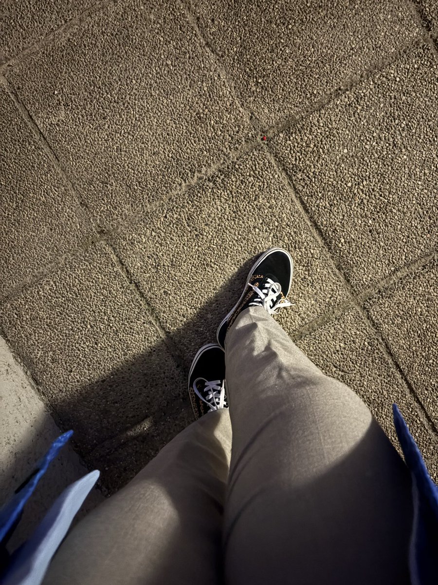 ArtoisLibra's tweet image. #workinglady #dressedforsuccess Bei milden Temperaturen &amp;amp; hoher Regenwahrscheinlichkeit in die Arbeit - Haare sitzen super, die eigentlich sehr enge Hose auch.
Vormittags Klientenbesuche bei mir, sonst in Ruhe alles für 2026 vorbereiten.

Früher Schluss, da ich Besuch erwarte. 🥰