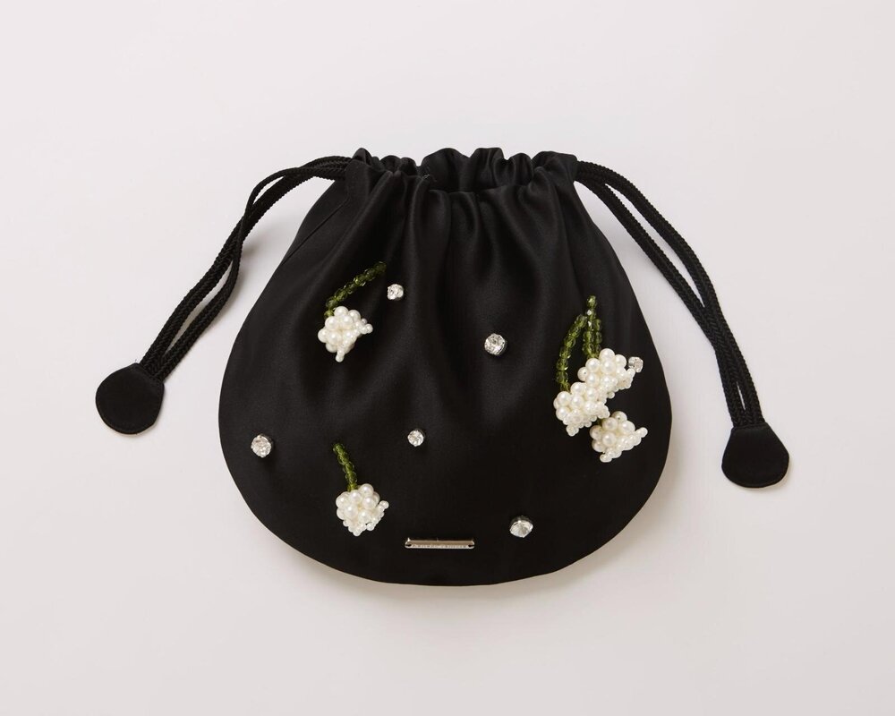 FashionPressJP's tweet image. &quot;花びらバッグ”のカナコ タムラ、新作は「スズラン」巾着バッグ＆刺繍レースドレス - fashion-press.net/news/138904