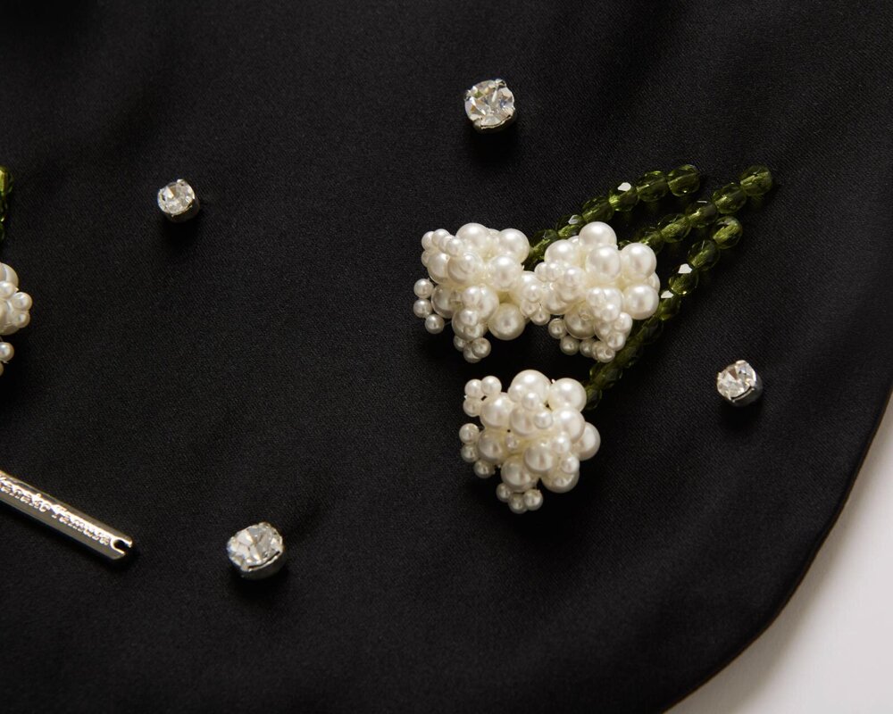 FashionPressJP's tweet image. &quot;花びらバッグ”のカナコ タムラ、新作は「スズラン」巾着バッグ＆刺繍レースドレス - fashion-press.net/news/138904