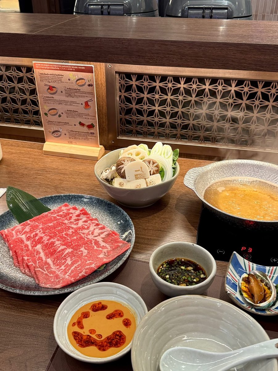 เรากินบ่อยทั้ง2ร้านจะเปรียบเทียบเป็นข้อๆ:
- hitori ราคาดีกว่า
- รสชาติเราชอบ baru มากกว่าหน่อย
- วัตถุดิบ ดีพอๆกันแต่ hitori ราคาคุ้มกว่า
- น้ำจิ้ม baru อร่อยกว่า
- ภาชนะชอบ hitori มากกว่า ของ baru เป็นไม้ๆเราว่าบางทีมันดูไม่ค่อยสะอาดแบบล้ำลึก กลัวรา
ส่วนตัวชอบทั้งคู่ สลับๆกิน 😂