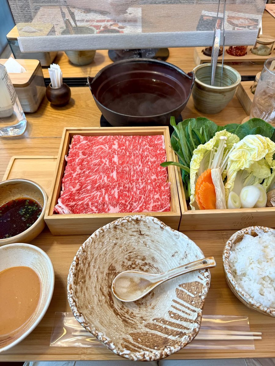 kinwithamy's tweet photo. เรากินบ่อยทั้ง2ร้านจะเปรียบเทียบเป็นข้อๆ:
- hitori ราคาดีกว่า
- รสชาติเราชอบ baru มากกว่าหน่อย
- วัตถุดิบ ดีพอๆกันแต่ hitori ราคาคุ้มกว่า
- น้ำจิ้ม baru อร่อยกว่า
- ภาชนะชอบ hitori มากกว่า ของ baru เป็นไม้ๆเราว่าบางทีมันดูไม่ค่อยสะอาดแบบล้ำลึก กลัวรา
ส่วนตัวชอบทั้งคู่ สลับๆกิน 😂 https://t.co/TU1uGSbXkz
