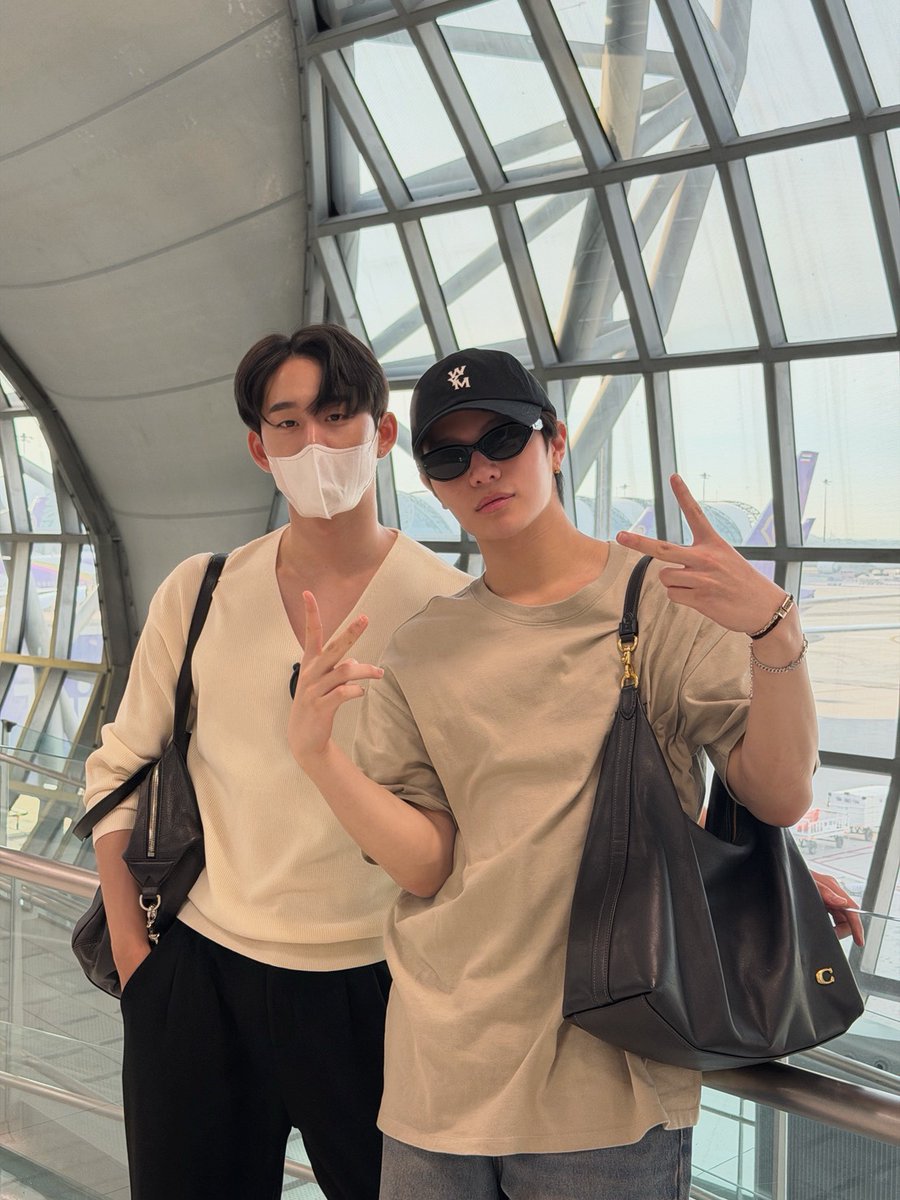 BeWithYouBBB's tweet photo. Welcome To The Philippines My Babies ☺️

#ParfumsdeMarlyPHxWilliamEst 

#WilliamEst #williamjkp #est_rvp https://t.co/6Iz9sCGUNS
