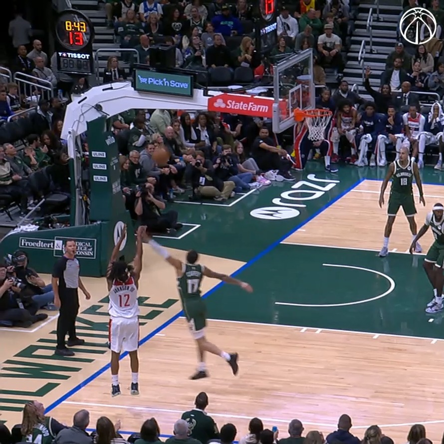 Tre Johnson drills his 3rd triple for 11 points 💦

