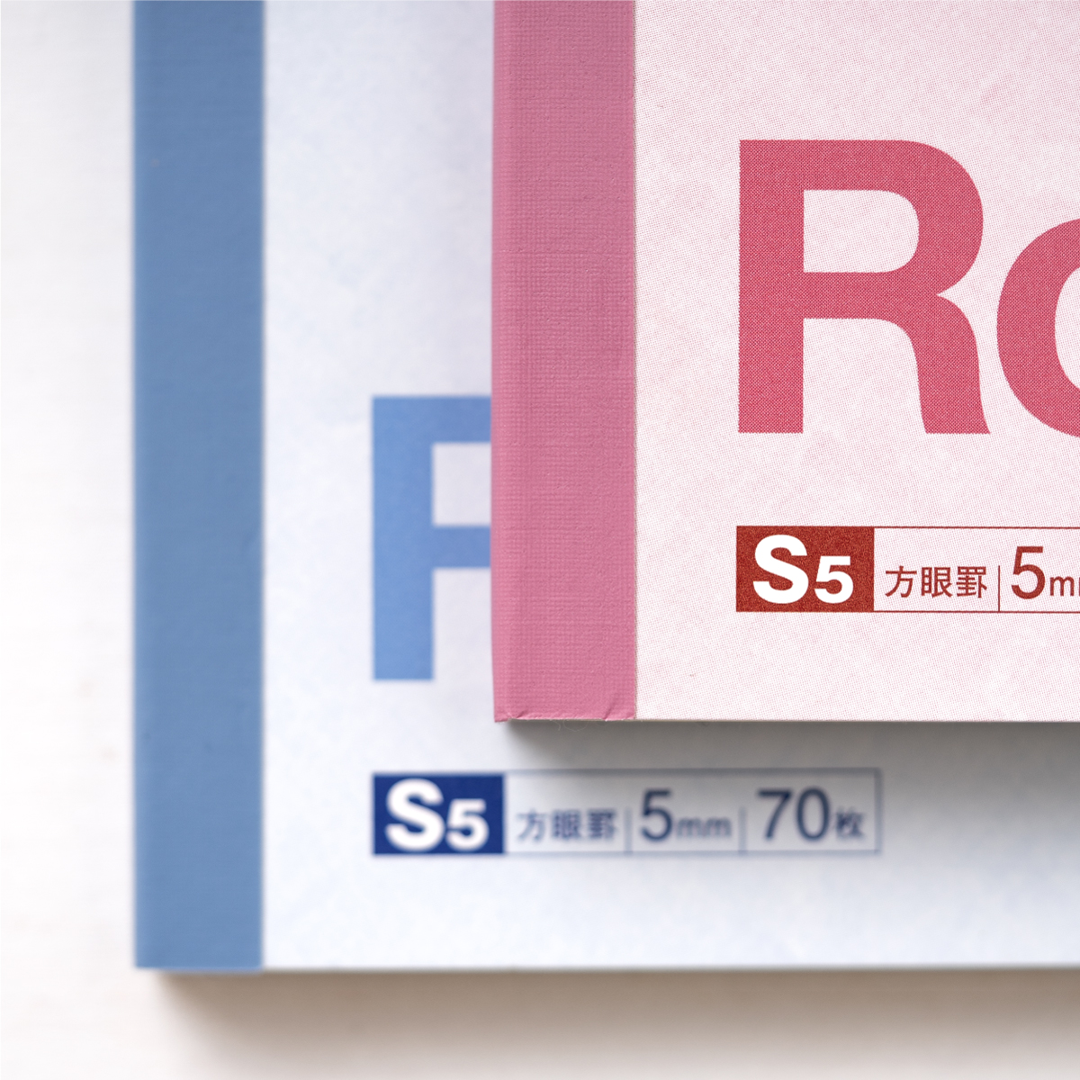 kokuyo_st's tweet image. 💙🩷×🖤💛？

╭━━━━━━━━━━━━╮
　【C】じゃなくて【R】から
　始まるノート…！？！？
╰━━━━━ｖ━━━━━━╯

中の人が楽しみにしている企画
鋭意進行中です🤭

何だと思いますか？
ぜひ引用で教えてください🙏