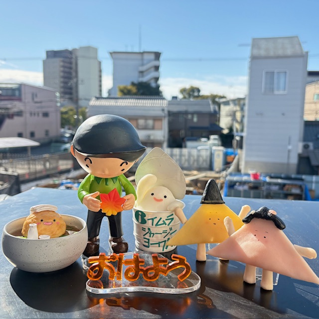 おはようございます😊大阪市住吉区はいいお天気☀ただいま17.5℃／最高23℃
昨日より＋7℃予報🙌
「家族写真の日」🤭全員集合しました📷ﾊｲﾁｰｽﾞ←今はなに？😅
季節はまた進んで本日二十四節気の「霜降」
今年の木枯らし1号はいつかな。。
#企業公式が毎朝地元の天気を言い合う #イマソラ
