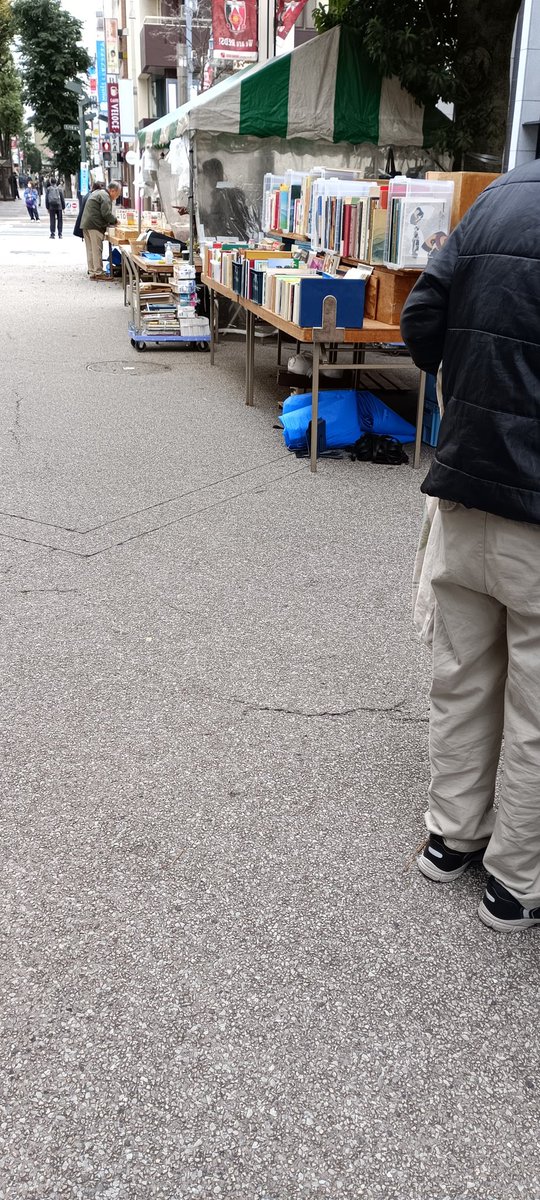 浦和宿古本いち開店しました　秋と言っても少し寒いかなあと感じるさくら草通りですが店主一同皆様のお越しをお待ちしています