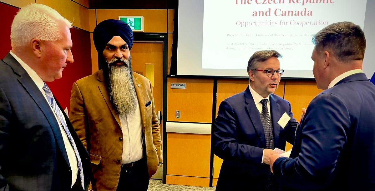 CZinOttawa's tweet photo. Velvyslanec @TlapaMar prezentoval Českou republiku kanadským poslancům a senátorům ve skupině přátel 🇨🇿+🇨🇦 vedené @JohnBrassardCPC. Své projekty v Kanadě zákonodárcům představily také firmy #ColtCanada, #Czechvar, #Linet a #Litostroj / #WIKOV
https://t.co/qCBCxRnwCm https://t.co/qNqwk31Aeo