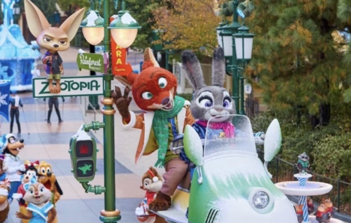 クリスマスパレード、
2コスなのすごい…！！来年のカレンダーイラストの、2コスにマフラーしてるニックとジュディ来るかな？
それはそれとして、上海の冬パレの冬服で来ないかなーとワンチャン素振りしてました！