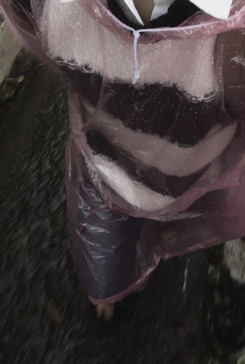 abieeeloow's tweet image. menembus hujan dengan jas hujan 5 ribu