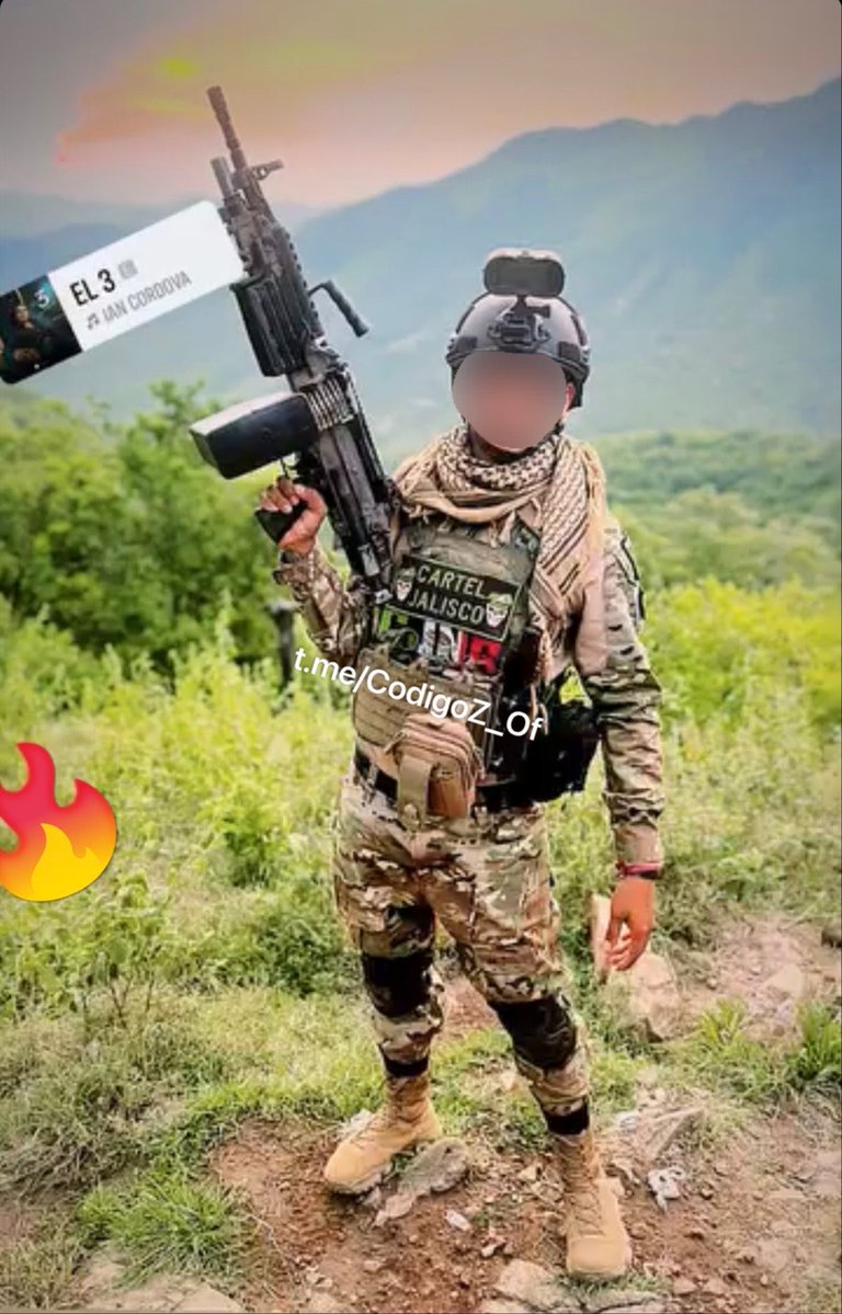 codigo725Z's tweet image. Ametralladora FN M249S PARA, fusil FN SCAR-H, dispositivo óptico de visión nocturna PVS-7.
#Michoacán