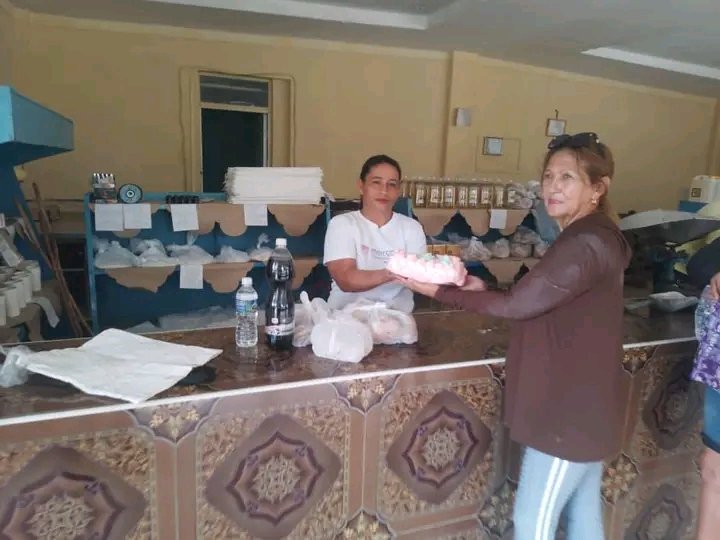 Yolexy8's tweet image. El Comercio en #Manatí inicia la entrega de productos a jóvenes arribantes a los 15 años, actividad de mucho beneplácito y reconocimiento por parte de nuestro pueblo. #Cuba, #PoderPopular, #RevoluciónCubana, #AsambleaManatí, @LorenzoOsbel , @YelenysLasTunas .
