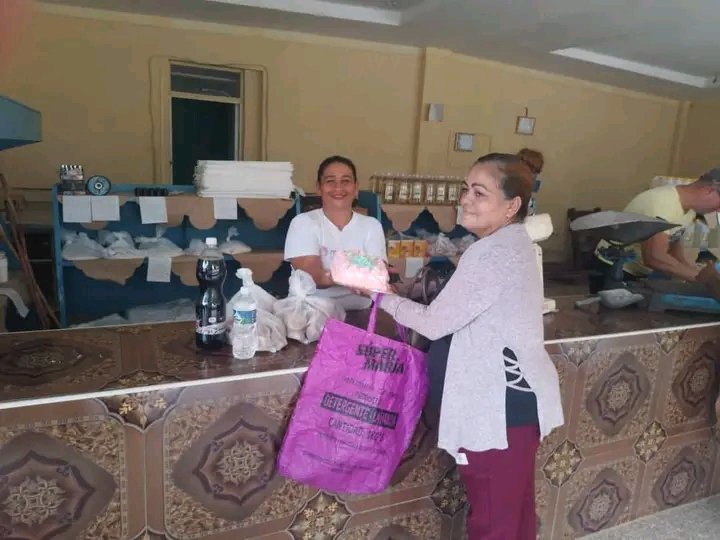 Yolexy8's tweet image. El Comercio en #Manatí inicia la entrega de productos a jóvenes arribantes a los 15 años, actividad de mucho beneplácito y reconocimiento por parte de nuestro pueblo. #Cuba, #PoderPopular, #RevoluciónCubana, #AsambleaManatí, @LorenzoOsbel , @YelenysLasTunas .