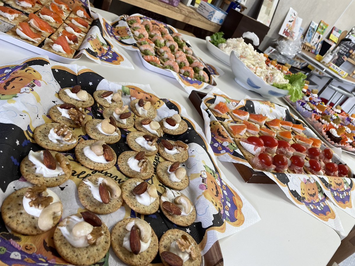 ハロウィンパーティー🎃
コスプレなしでもOK!
10/25㈯14:00~
お食事ワンドリンク付　¥1500
（19:00まで遊び放題）
ご予約まだ可能

チキンライス
ミイラウインナー
スイートポテト
チョコバナナ
かぼちゃマフィン
おいもとナッツのサラダ
パンプキンスープ
からあげタワー
おいもガレット
バケット2種