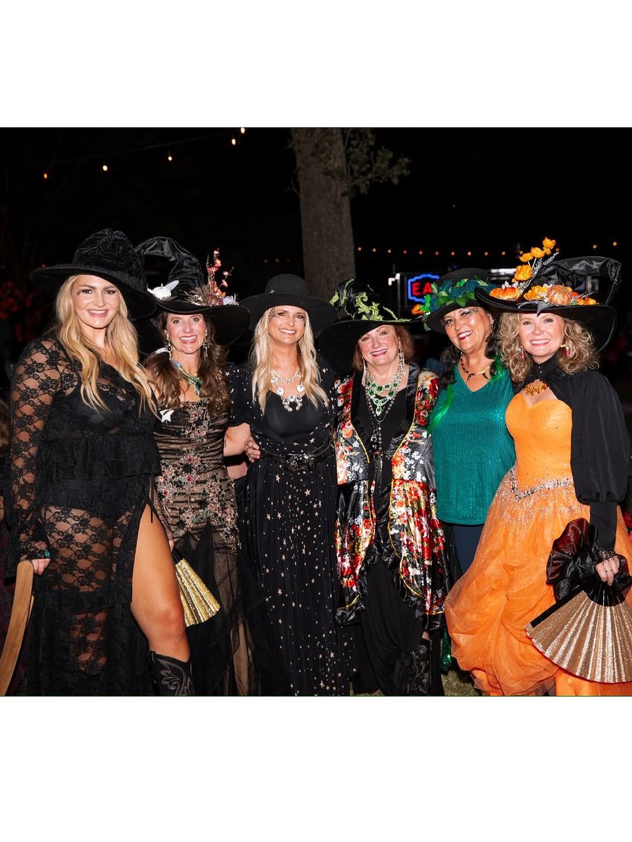 mlambertdirect's tweet image. Mirandalambert October  in Round Top is practical magic 🤠🧡