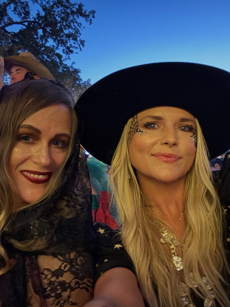 mlambertdirect's tweet image. Mirandalambert October  in Round Top is practical magic 🤠🧡