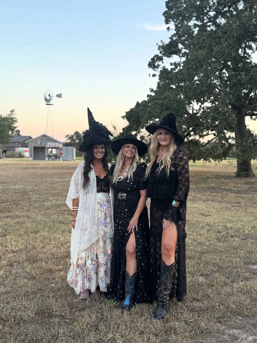 mlambertdirect's tweet image. Mirandalambert October  in Round Top is practical magic 🤠🧡