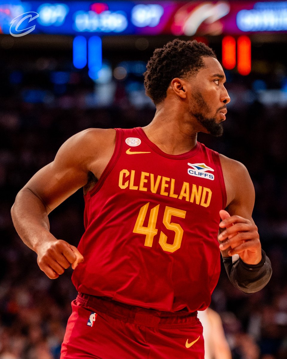 Gold looks good on Spida.✨

@spidadmitchell is wearing the @NBA’s gold Logoman patch for Opening Night — a nod to his All-NBA First Team selection. #LetEmKnow 