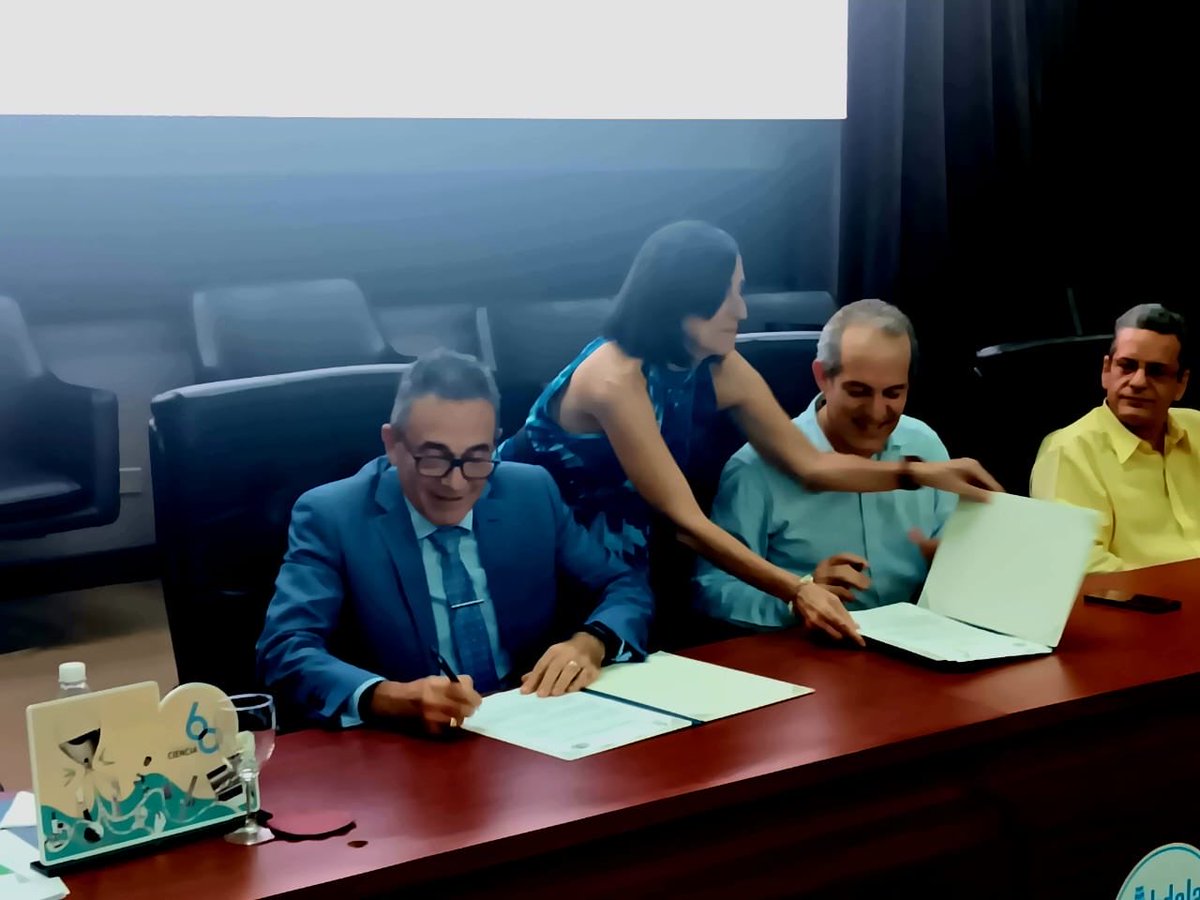 DrCsLuisVelazq's tweet image. El Ministro del @citmacuba y el Presidente de la @ciencias_cuba firman convenio de colaboración entre ambas instituciones rectora y asesora respectivamente en temas de ciencia. @EdMartDiaz @ArmandoRguezB @PresidenciaAca1