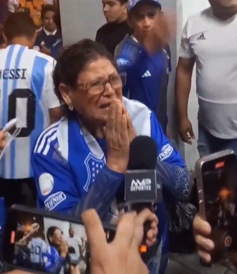 antoinejes942's tweet photo. Emelec a Semis, chucha!!!! (Somos horribles y me chupa un huevo). https://t.co/p6mcyE9e3P
