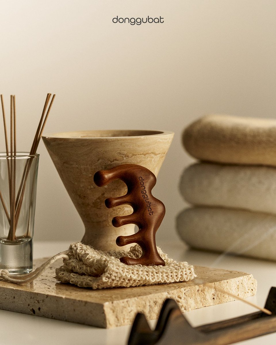 #신제품
NEW 올인원 우드 괄사 출시!

동구밭의 독자적인 디자인으로 작은 실루엣에 
강력한 효과를 가진 올인원 우드 괄사가 출시되었어요!

aka. 코끼리 괄사! 🐘

✅ 100% 샌달우드 소재의 온기와 안정감
✅ 인체 곡선을 연구한 부위별 커브 설계
✅ 얼굴 윤곽부터 긴장 부위까지 멀티 효과