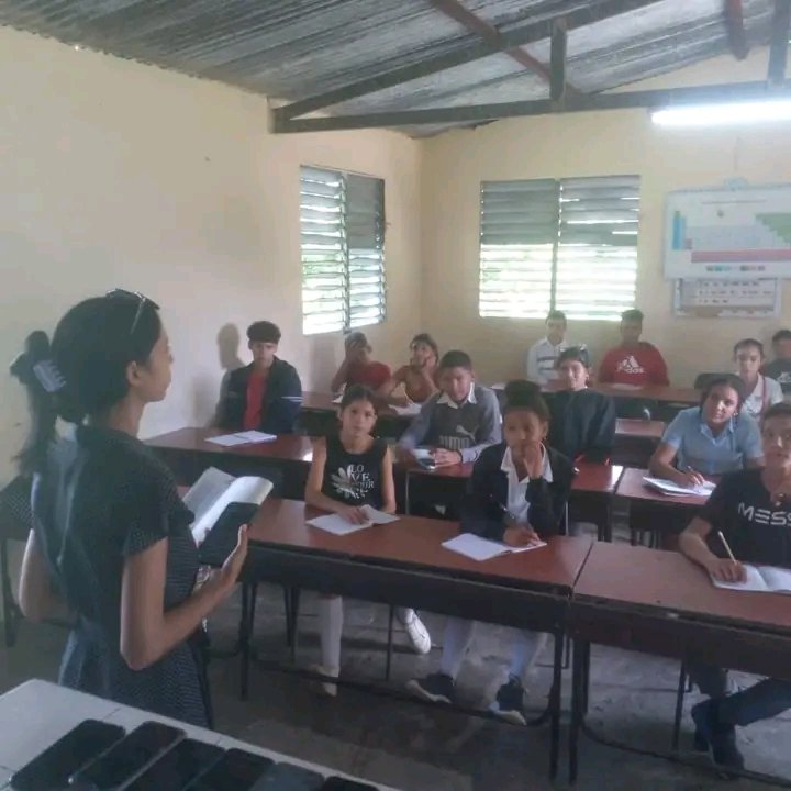 Yolexy8's tweet image. En la ESBU Sabino Pupo, del Cerro de Caisimú, en el Consejo Popular #5, en #Manatí, desempeña una importante labor con sus estudiantes y familias en función de prevenir el uso de las drogas y sus adicciones. #Cuba, #PoderPopular, #AsambleaManatí, @LorenzoOsbel , @YelenysLasTunas.