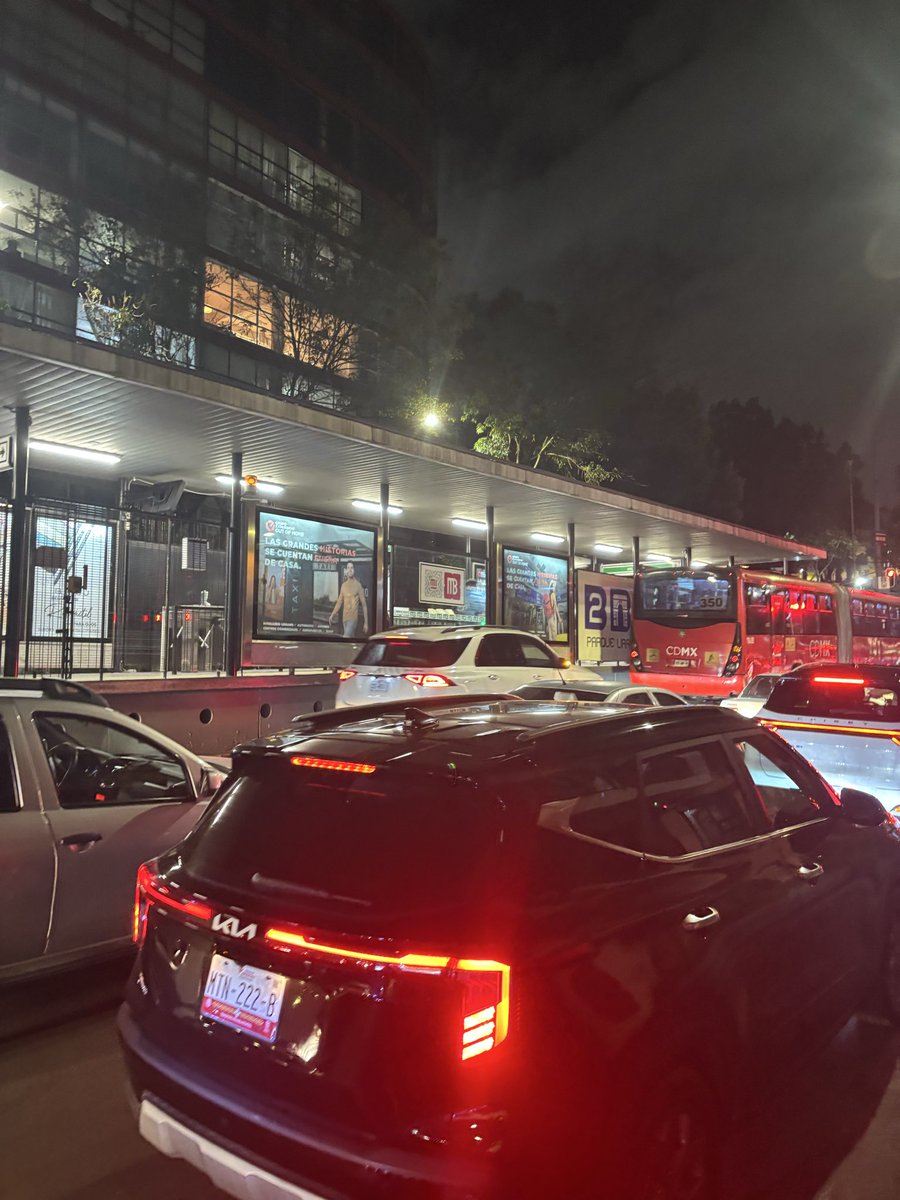 moon_see's tweet photo. En la #CiudDeMéxico si traes una Mercedes y eres un político puedes meterte al @MetrobusCDMX . La ley solo aplica para los pobres. @AlcaldiaMHmx @SSC_CDMX metrobús parque lira https://t.co/FLbLAAdVzW