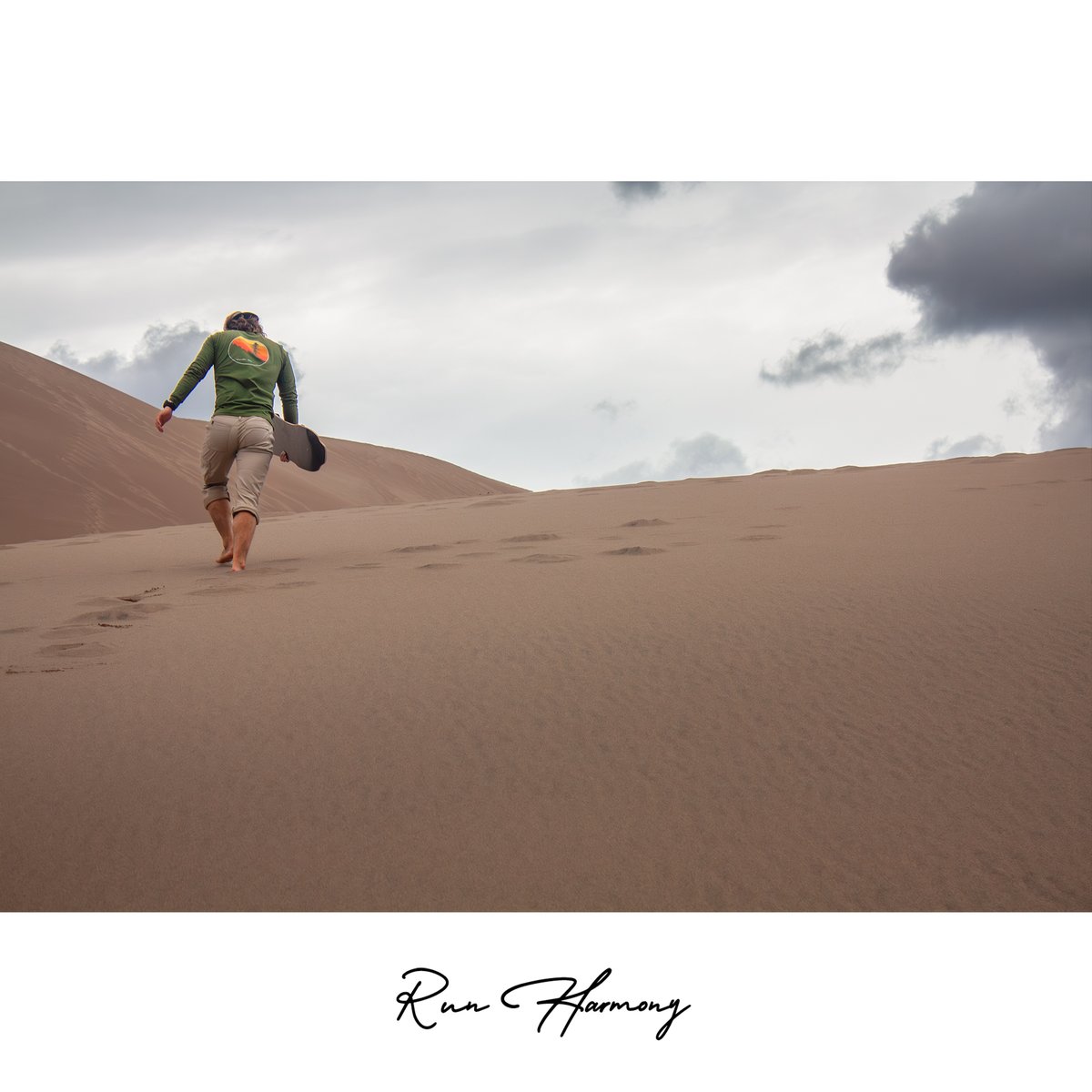 RunHarmonyNC's tweet photo. A barefoot climb through the sweeping dunes of Great Sand Dunes National Park, Colorado โ natureโs quiet challenge. #Photo #PhotoOfTheDay #Colorado #GreatSandDunes https://t.co/3KdlsosTEH
