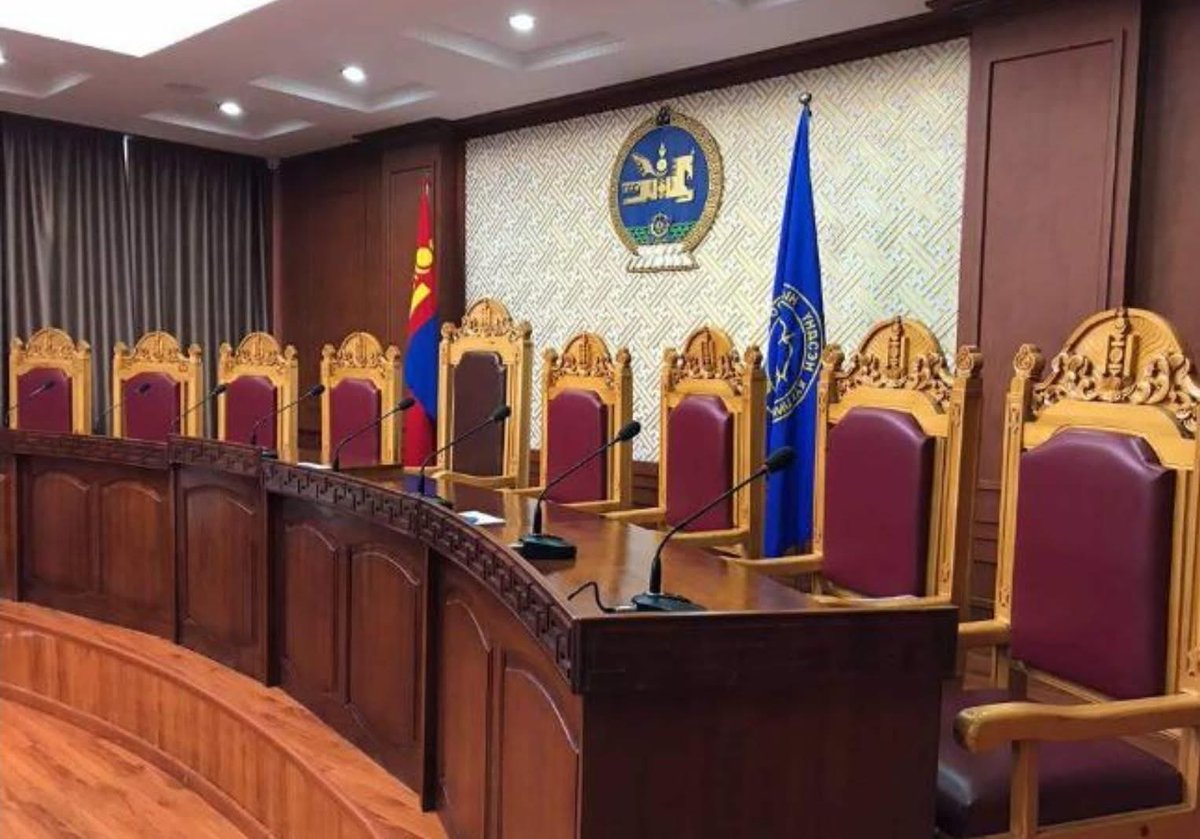 УИХ-ын гишүүд үүнээс хойш өөрсдийгөө хууль гэж харахаа болих байгаа. Дураараа хууль тайлбарлаж мэдэмхийрдэг хийрхлээ зогсоо. Үндсэн хуулийг хэнбугай ч гишгэлж үл болно.