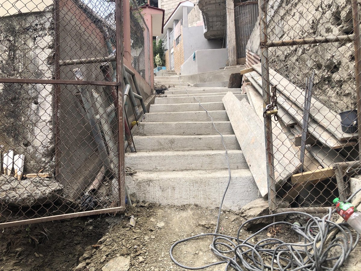 AquilESPueblo1's tweet photo. 🚧✨ ¡Transformamos #MapasingueEste
La @alcaldiagye continúa con la construcción de vías, peatonales, escalinatas y la estabilización de taludes.
Además, repotenciamos el sistema de agua potable y alcantarillado 💧🔧, junto con nuevas obras de urbanismo para embellecer tu barrio https://t.co/k9OOapihcm