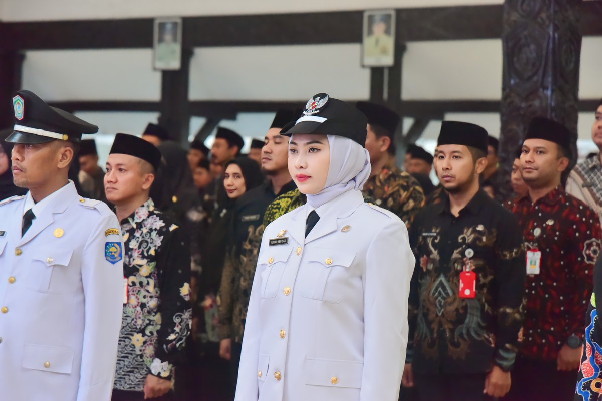 Bupati Lumajang, Indah Amperawati (Bunda Indah), menegaskan pentingnya membangun paradigma baru kepemimpinan aparatur sipil negara (ASN) yang berorientasi pada pengabdian dan pelayanan publik. Rabu (22/10/2025).

selengkapnya: portalberita.lumajangkab.go.id/main/baca/aXKH…
