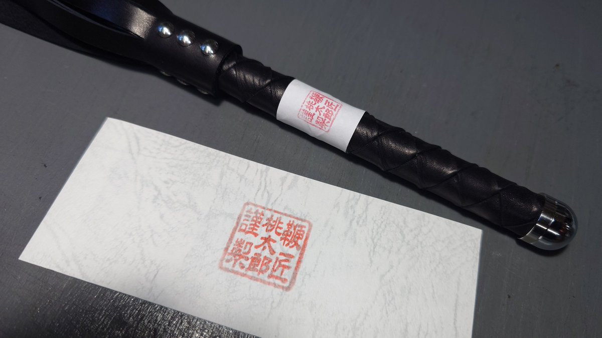 momowhips's tweet photo. 「小鞭」はレギュラーサイズの鞭の五分の四のサイズですが、さらに小さく、二分の一サイズの「小々鞭」ってのをですね… https://t.co/Bz4ba6QnmV