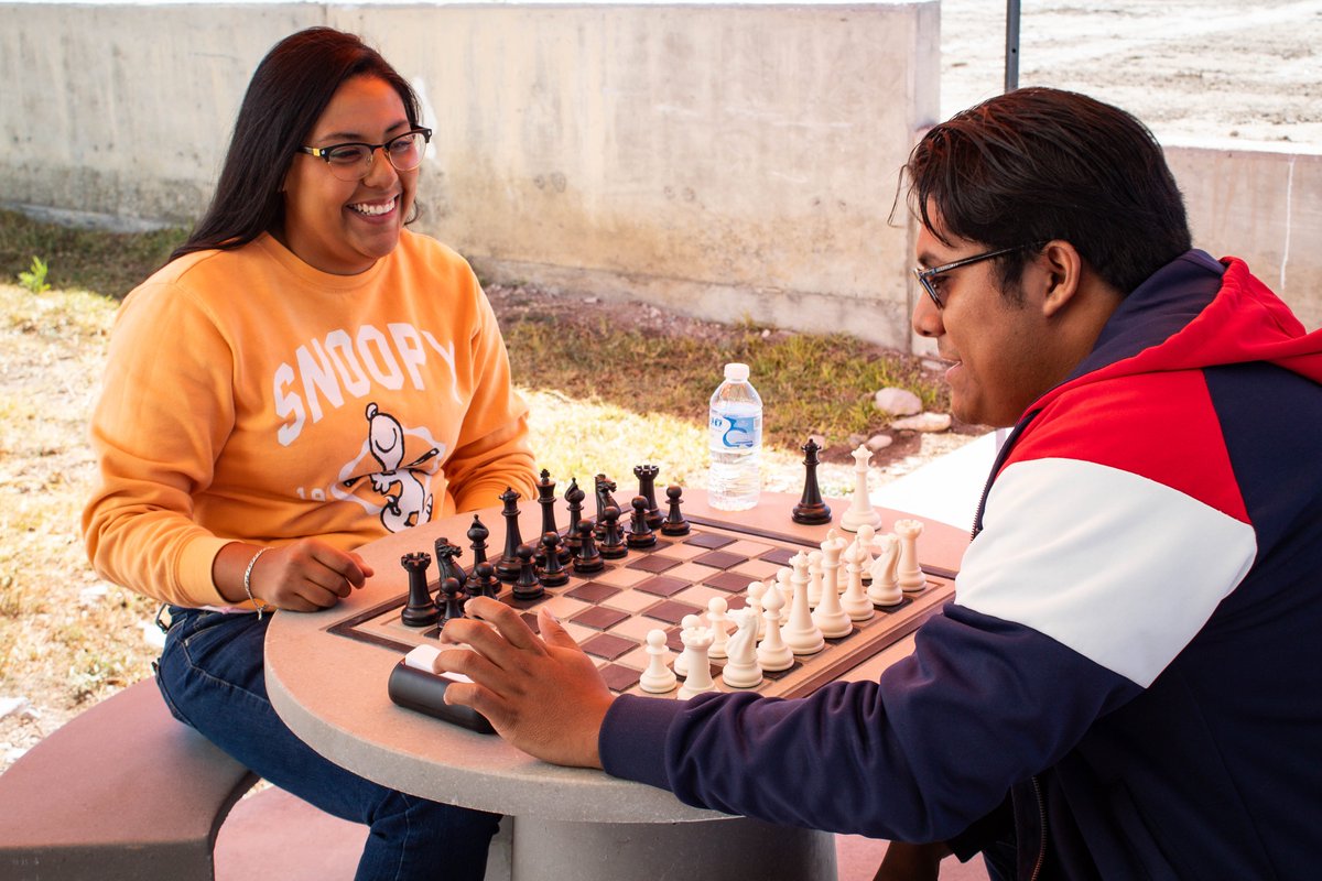 El día de hoy, 22 de octubre de 2025, en el marco de las actividades del #FestivalAIDH, se llevó a cabo el “I Torneo AIDH de Ajedrez”, en el cual participaron alumnas y alumnos de primero, tercero y quinto semestre de la Licenciatura en Derecho con Perspectiva de Derechos