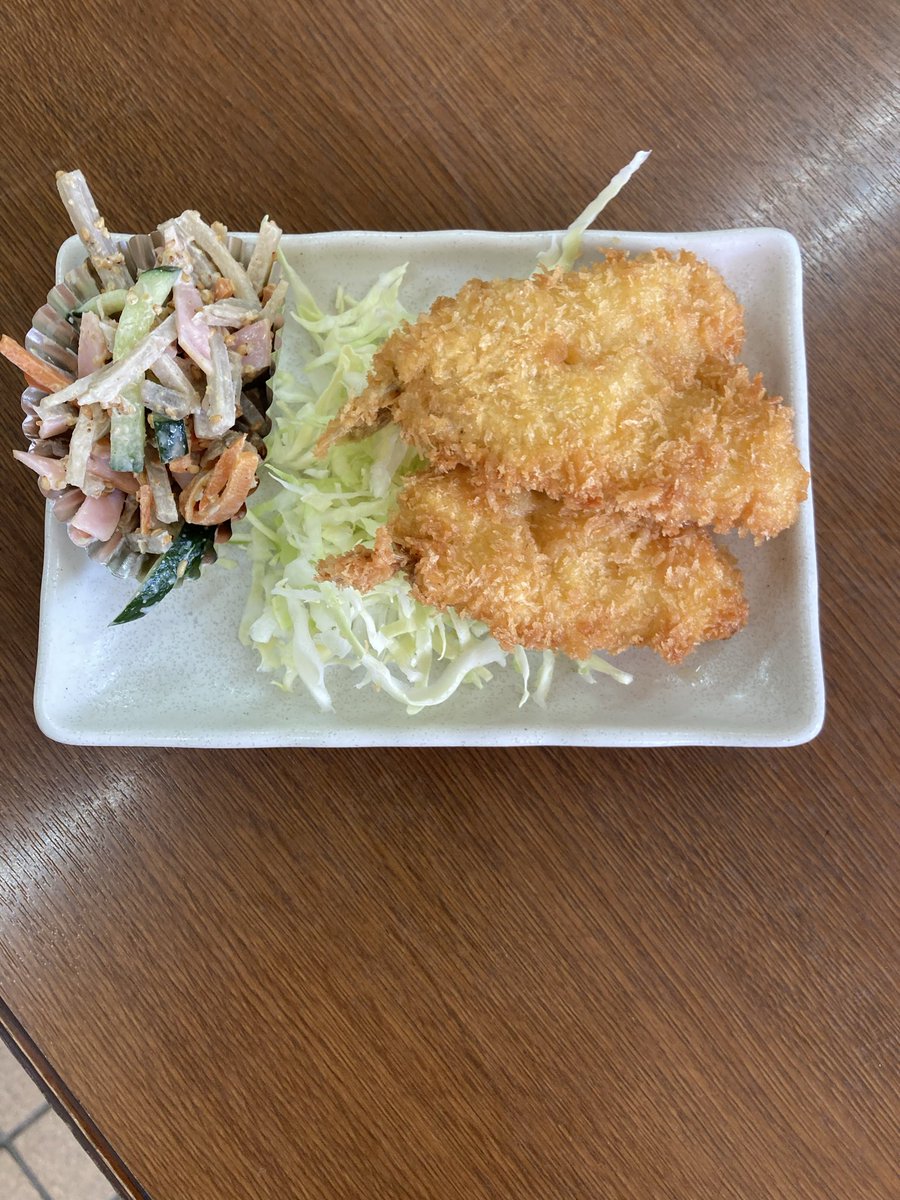 今日もよろしくお願いします。今日２３日木曜日のメインメニューです。キスの開きフライ、とり🐓天、怪獣レモンのメンチカツ、うずらの串カツ、ひじきの煮物、さつまいも🍠蓮根竹輪の甘辛煮などです。