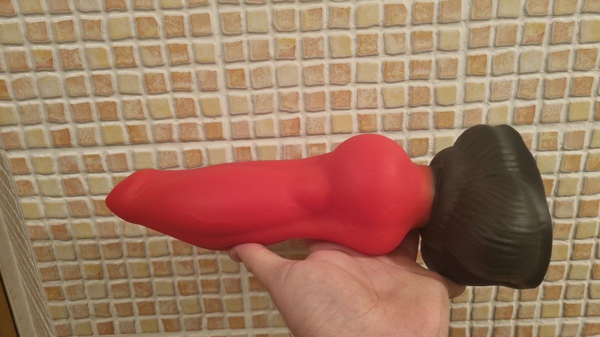 It's so huge omg also I couldn't fit the whole thing I wanted to say lol, one problem I have is that the cum lube dry's out a bit too quick imo