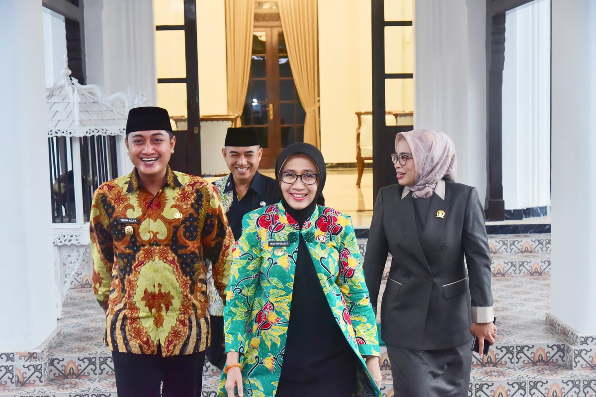 Pelantikan 191 pejabat di lingkungan Pemerintah Kabupaten Lumajang menjadi momentum strategis memperkuat arah reformasi birokrasi daerah. Rabu (22/10/2025).

baca selengkapnya: portalberita.lumajangkab.go.id/main/baca/aXKH…