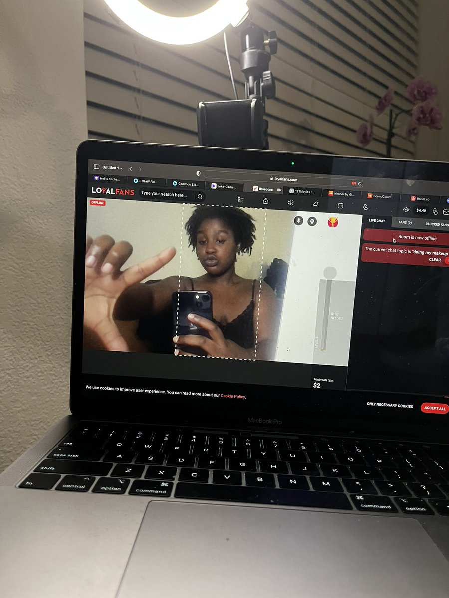 ureebony's tweet photo. draining dads on loyalfans>>💋
live @ 9:30PM EST 
#nsfwtwt https://t.co/wD6ZXDHuKi