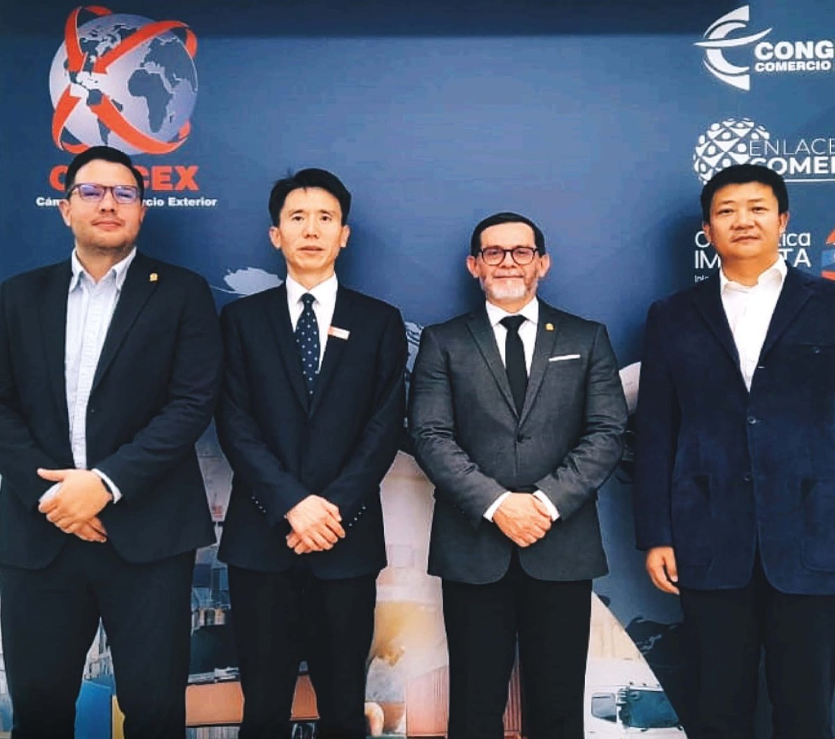 RSalazar91623's tweet image. La semana pasada tuve el honor de recibir, junto al Vicepresidente Jaime Morales, al Sr. Dai Gaosheng y al Sr. Zhang Guangrong del CCPIT. Este encuentro permitió fortalecer la cooperación institucional y promover el intercambio comercial entre Costa Rica y China.
#CRECEX #CCPIT