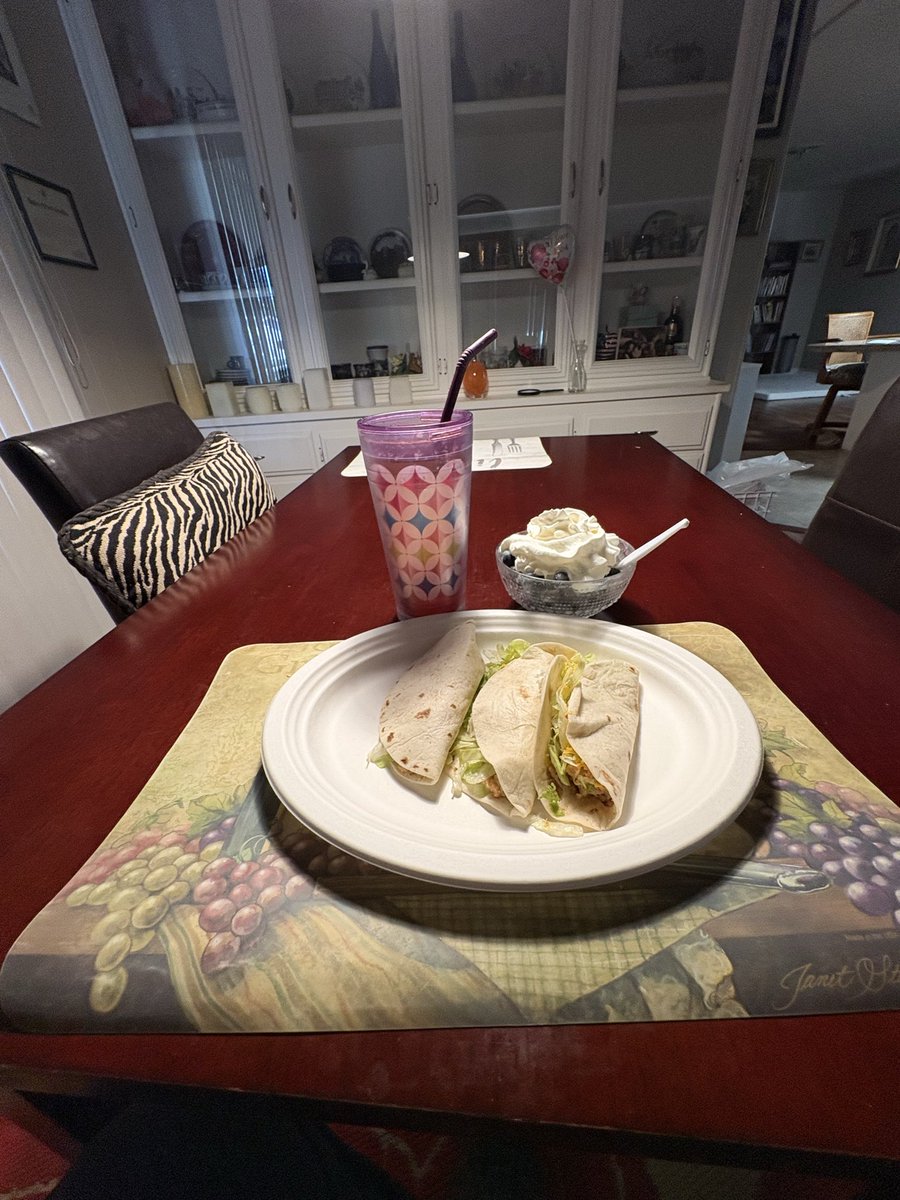 carson_louis's tweet photo. Dinner 🥘 del tacos soft tacos 🌮 mixed berries with whip cream and ice 🧊 tea 🍵 yummy 😋 nom nom 🤤 nom #deltacos #softtacos #mixedberrieswithwhipcream #greencoldtea #yummynomnomnom #food_is_good09 #saverorysummerrings #amsrmutbangfood#nextlevelchef👨🍳 https://t.co/1yvobBSMWo