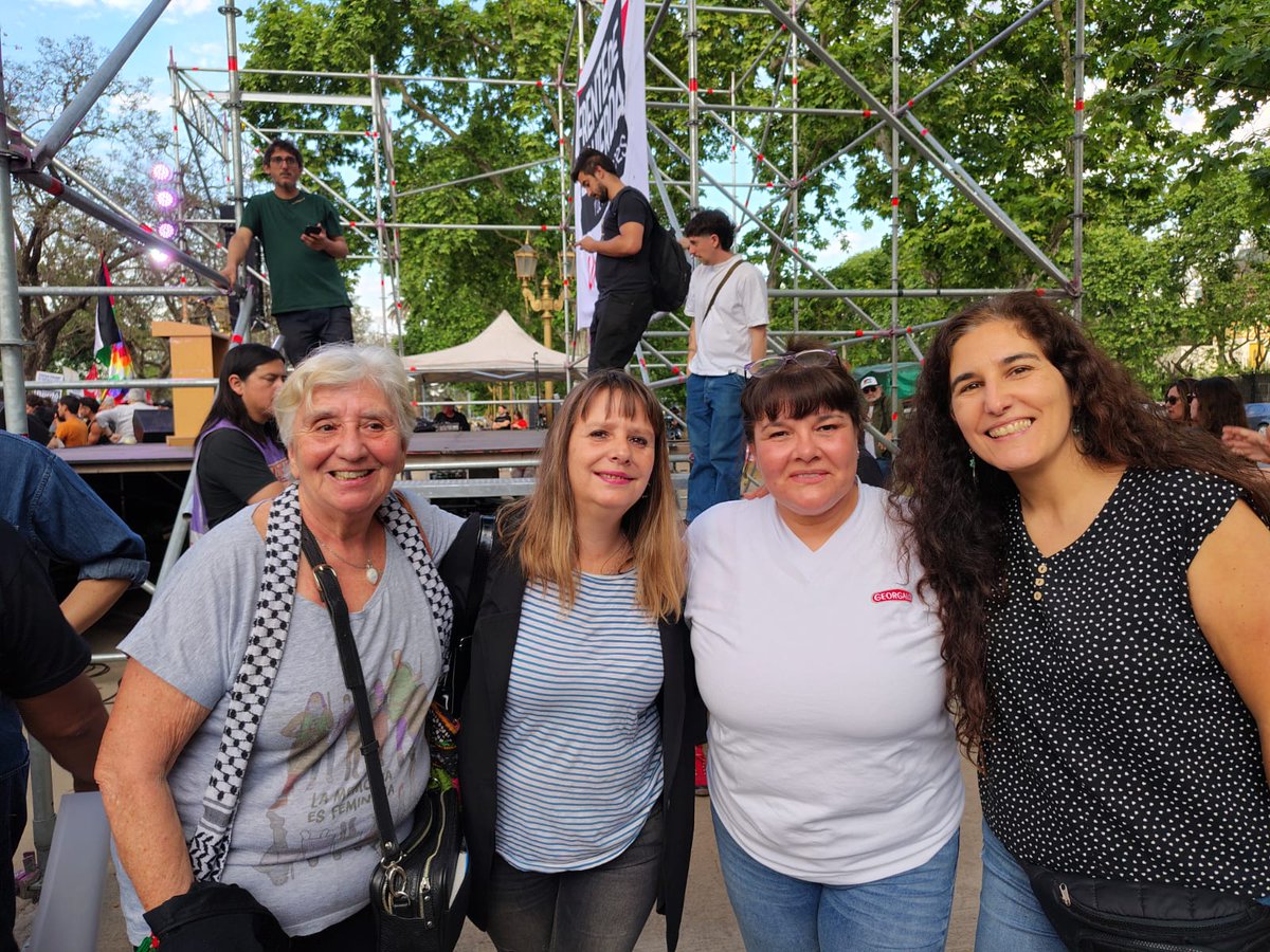 Importantes delegaciones de trabajadores en lucha en el acto de cierre del <a href="/Fte_Izquierda/">Frente de Izquierda Unidad</a> frente a la embajada de EEUU. Trabajadores de ILVA, Georgalos, Secco, Shell, Madygraf, trabajadores de salud y educación. Hay fuerzas para enfrentar los planes capitalistas ✊